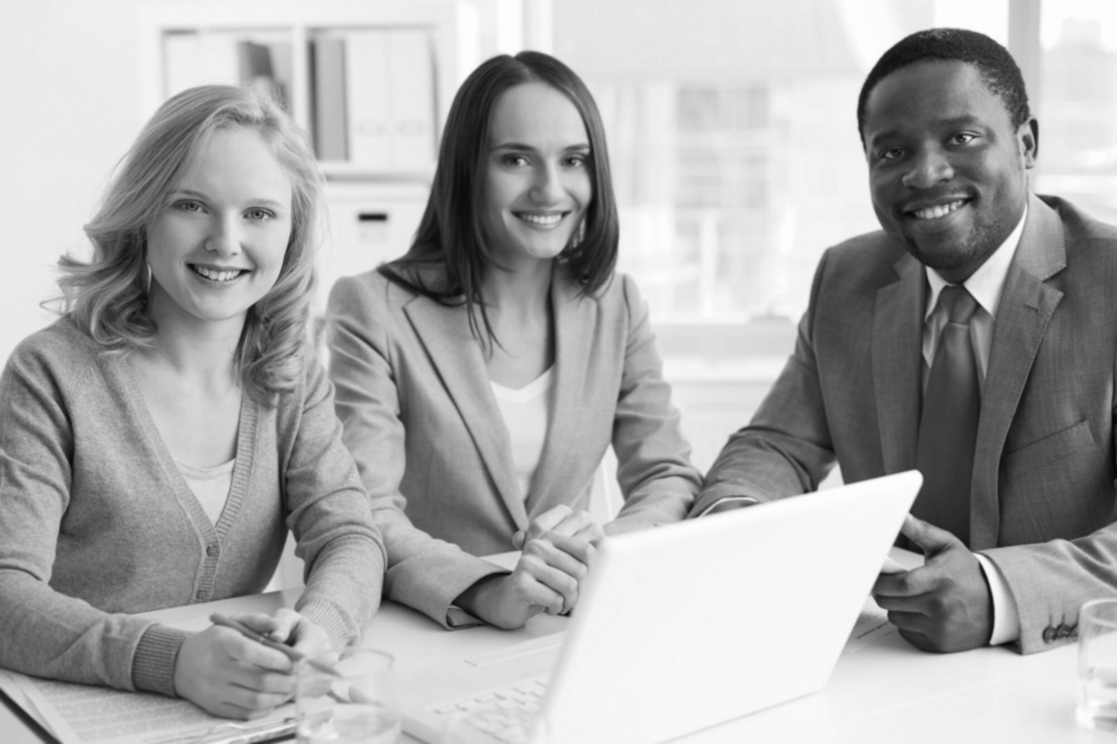 Professionelle Finanzberatung in modernem Büroumfeld